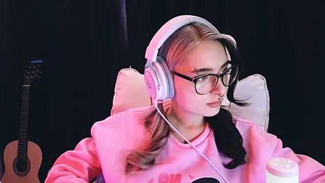 Snapshot of Avi_Nile chatting on 02-04-25, 02:39 Avi Nile online show from 02-04-25, 02:39