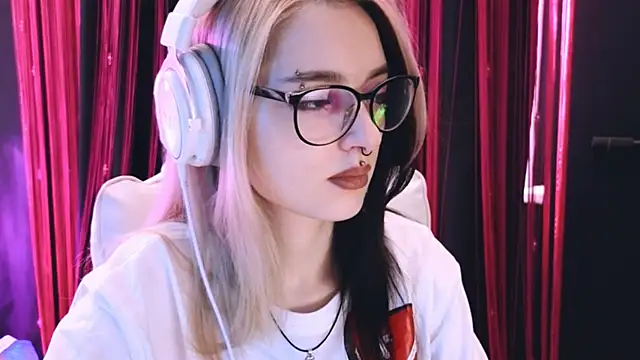 Snapshot of Avi_Nile chatting on 02-26-25, 02:59 Avi Nile online show from 02-26-25, 02:59