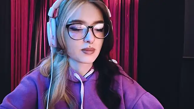 Snapshot of Avi_Nile chatting on 03-04-25, 03:00 Avi Nile online show from 03-04-25, 03:00