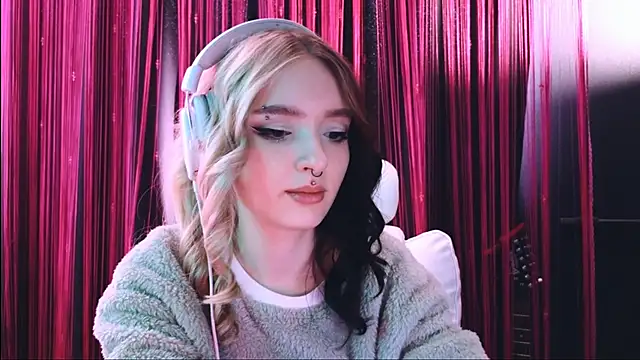 Snapshot of Avi_Nile chatting on 03-11-25, 05:49 Avi Nile online show from 03-11-25, 05:49