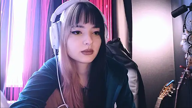 Snapshot of Avi_Nile chatting on 09-16-25, 04:24 Avi Nile online show from 09-16-25, 04:24