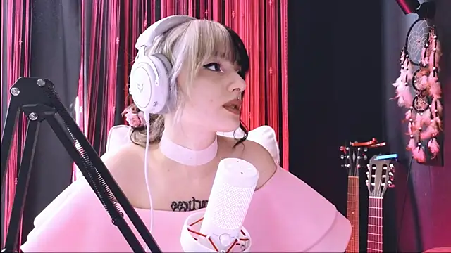 Snapshot of Avi_Nile chatting on 11-20-25, 04:56 Avi Nile online show from 11-20-25, 04:56