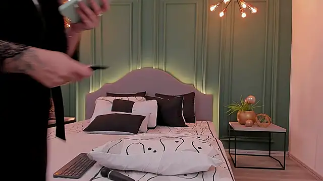 Snapshot of IrisBaker chatting on 12-04-24, 08:18 IrisBaker online show from 12-04-24, 08:18