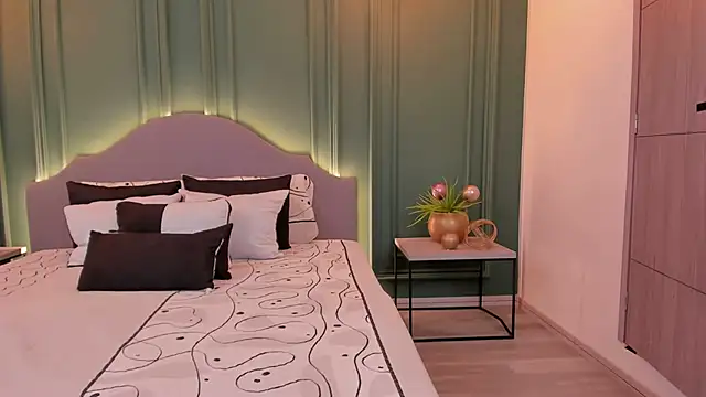 Snapshot of IrisBaker chatting on 12-22-24, 05:42 IrisBaker online show from 12-22-24, 05:42