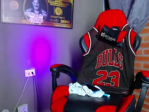 Snapshot of smoker445 chatting on 02-20-25, 11:21 smoker445 online show from 02-20-25, 11:21