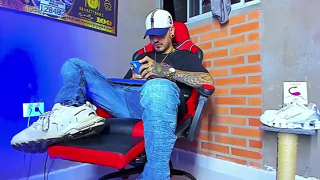 Snapshot of smoker445 chatting on 09-28-25, 12:49 smoker445 online show from 09-28-25, 12:49