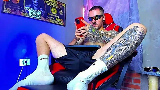 Snapshot of smoker445 chatting on 10-16-25, 07:04 smoker445 online show from 10-16-25, 07:04