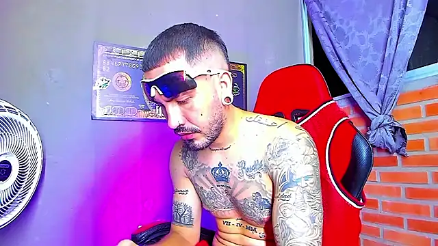 Snapshot of smoker445 chatting on 10-25-25, 08:33 smoker445 online show from 10-25-25, 08:33