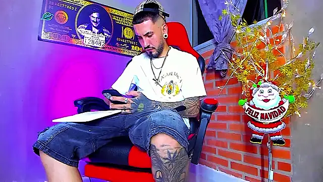 Snapshot of smoker445 chatting on 11-25-25, 01:05 smoker445 online show from 11-25-25, 01:05