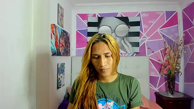 Snapshot of Brisahott chatting on 12-03-24, 01:54 Brisahott online show from 12-03-24, 01:54