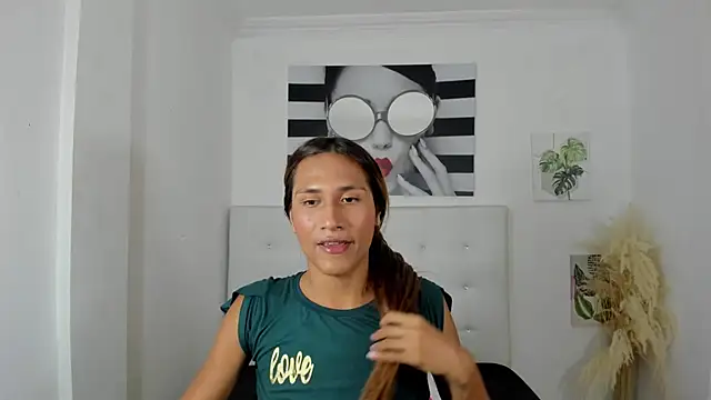 Snapshot of Brisahott chatting on 09-11-25, 01:39 Brisahott online show from 09-11-25, 01:39