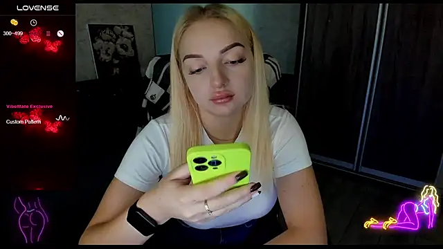 Snapshot of Stella__Cox chatting on 09-15-25, 05:29 Stella  Cox online show from 09-15-25, 05:29