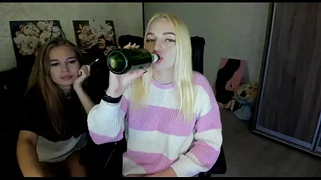 Snapshot of Stella__Cox chatting on 10-26-25, 11:09 Stella  Cox online show from 10-26-25, 11:09