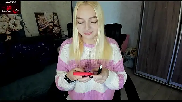 Snapshot of Stella__Cox chatting on 10-30-25, 06:37 Stella  Cox online show from 10-30-25, 06:37