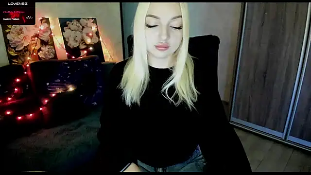 Snapshot of Stella__Cox chatting on 11-02-25, 06:16 Stella  Cox online show from 11-02-25, 06:16