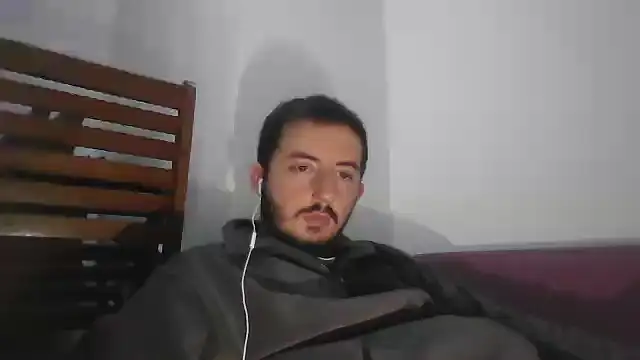 Snapshot of laynufff chatting on 12-09-24, 07:07 laynufff online show from 12-09-24, 07:07