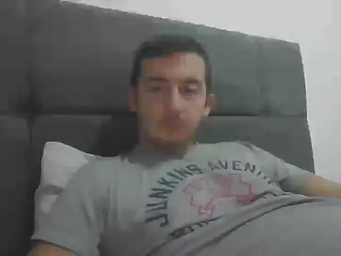 Snapshot of laynufff chatting on 10-15-25, 06:41 laynufff online show from 10-15-25, 06:41