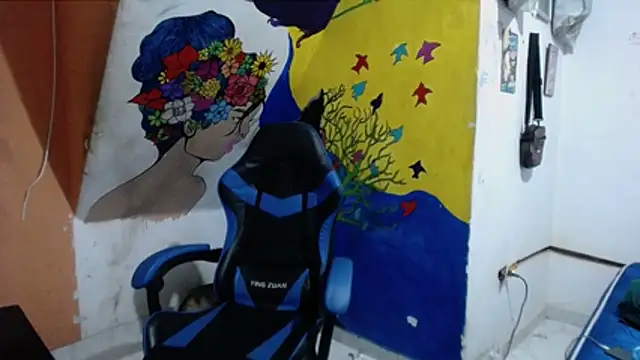 Snapshot of yohatinelly07 chatting on 10-17-25, 04:04 yohatinelly07 online show from 10-17-25, 04:04