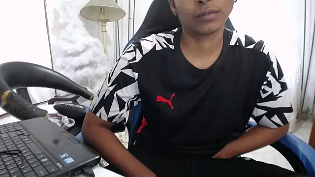 Snapshot of yohatinelly07 chatting on 11-28-25, 08:33 yohatinelly07 online show from 11-28-25, 08:33