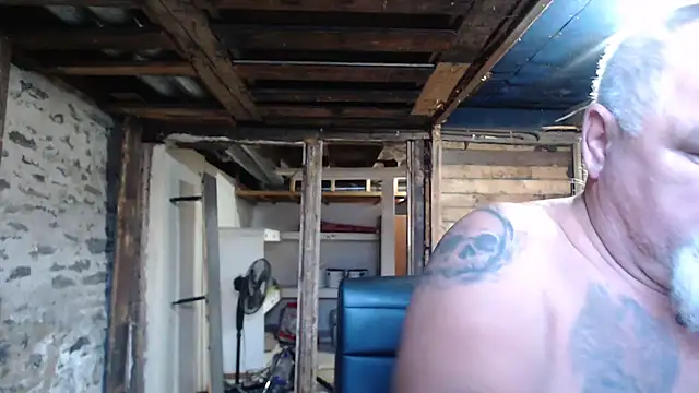 Snapshot of Newfiesausage1972 chatting on 11-14-25, 01:43 Newfiesausage1972 online show from 11-14-25, 01:43