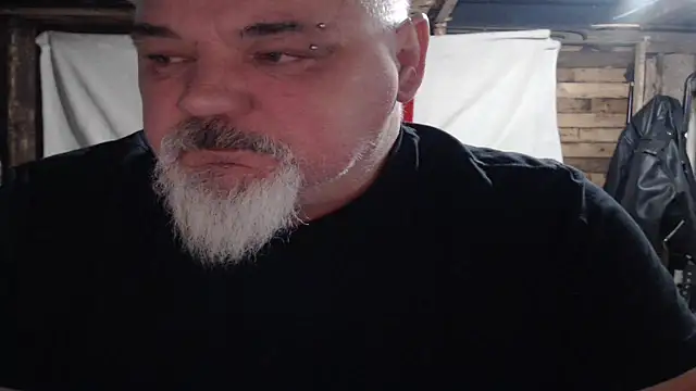 Newfiesausage1972 online show from 12-21-25, 12:34