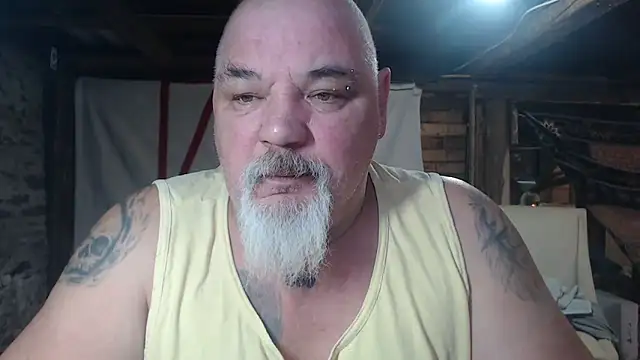 Newfiesausage1972 online show from 03-06-26, 12:23