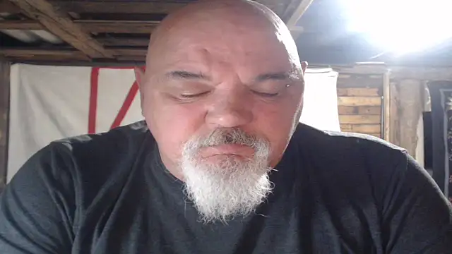 Newfiesausage1972 online show from 04-16-26, 09:43