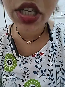 Snapshot of Simaran_bhabhi chatting on 06-04-26, 01:11 Simaran bhabhi online show from 06-04-26, 01:11