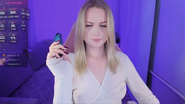 Snapshot of Honey_blonde chatting on 09-09-25, 10:42 Honey blonde online show from 09-09-25, 10:42