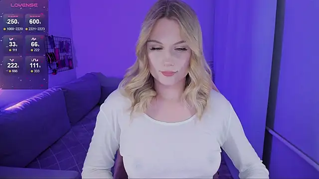 Snapshot of Honey_blonde chatting on 10-07-25, 09:12 Honey blonde online show from 10-07-25, 09:12