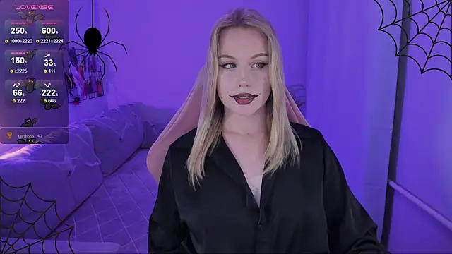 Snapshot of Honey_blonde chatting on 10-31-25, 10:00 Honey blonde online show from 10-31-25, 10:00