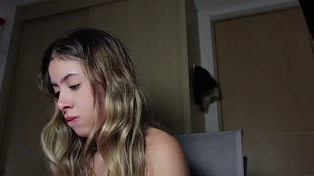 Snapshot of tinysofia_ chatting on 10-31-25, 03:18 tinysofia online show from 10-31-25, 03:18