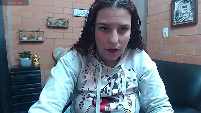 Snapshot of alexia_87 chatting on 09-12-25, 01:49 alexia 87 online show from 09-12-25, 01:49