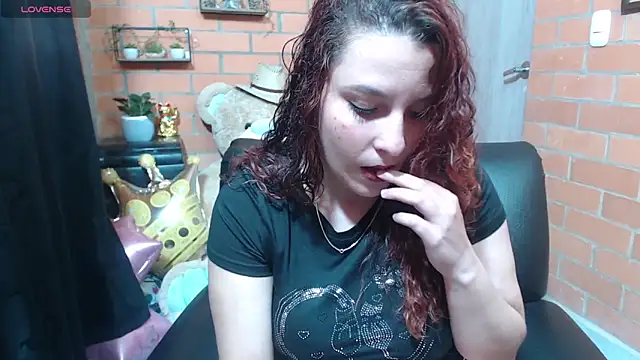 Snapshot of alexia_87 chatting on 09-30-25, 12:04 alexia 87 online show from 09-30-25, 12:04