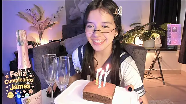 Snapshot of Naughtylittlegirl_ chatting on 09-30-25, 10:26 Naughtylittlegirl  online show from 09-30-25, 10:26