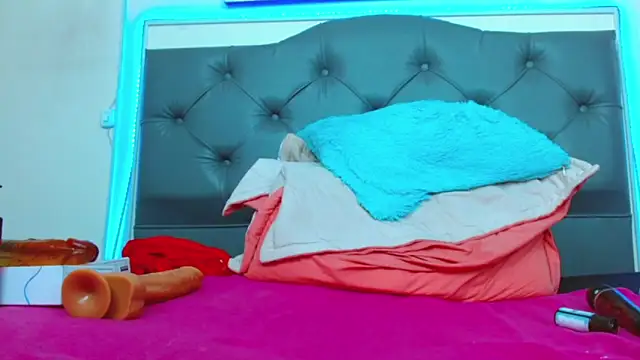 Snapshot of mia_xx1 chatting on 12-21-24, 09:44 mia xx1 online show from 12-21-24, 09:44