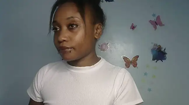 Snapshot of laetitia_ chatting on 03-06-25, 11:42 laetitia online show from 03-06-25, 11:42