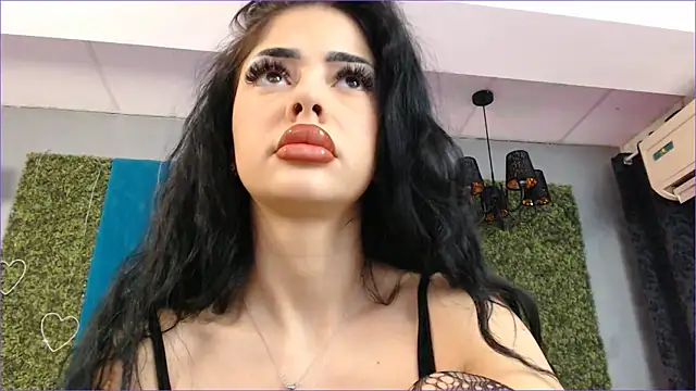 Snapshot of MolyStone chatting on 12-28-24, 06:06 MolyStone online show from 12-28-24, 06:06