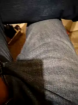 Snapshot of A_man_in_public chatting on 10-01-25, 07:42 A man in public online show from 10-01-25, 07:42