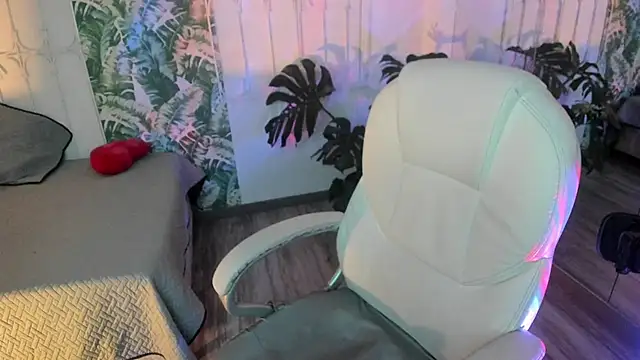 cute hollywood online show from 12-05-25, 08:49