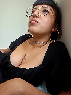 Snapshot of cute_hollywood chatting on 05-26-26, 04:25 cute hollywood online show from 05-26-26, 04:25