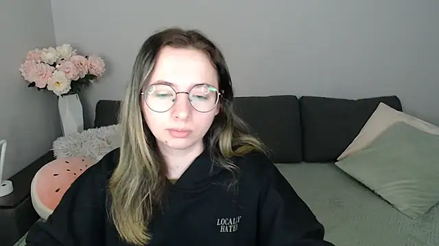 Snapshot of Mini_Diva chatting on 10-28-25, 09:13 Mini Diva online show from 10-28-25, 09:13