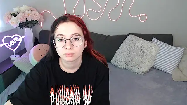 Snapshot of Mini_Diva chatting on 11-15-25, 09:17 Mini Diva online show from 11-15-25, 09:17