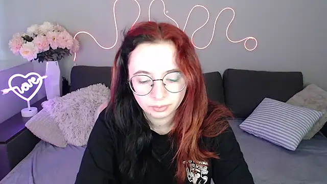 Snapshot of Mini_Diva chatting on 11-18-25, 09:03 Mini Diva online show from 11-18-25, 09:03