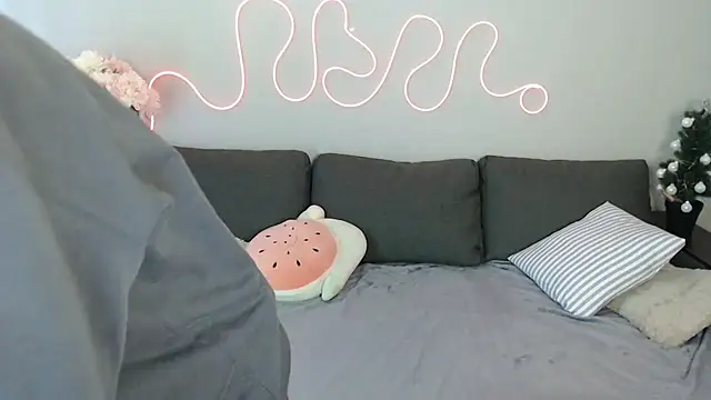 Snapshot of Mini_Diva chatting on 12-14-25, 09:14 Mini Diva online show from 12-14-25, 09:14