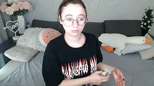 Mini Diva online show from 04-06-26, 08:26