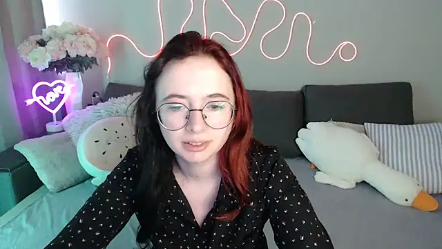Mini Diva online show from 06-20-26, 08:28