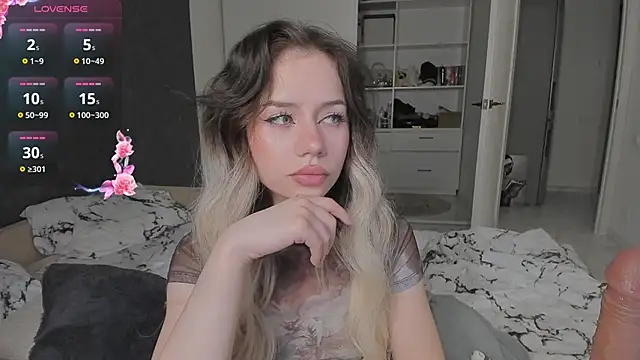 Snapshot of KellyBarton chatting on 12-19-24, 10:10 KellyBarton online show from 12-19-24, 10:10