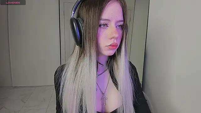 Snapshot of KellyBarton chatting on 03-16-25, 08:43 KellyBarton online show from 03-16-25, 08:43