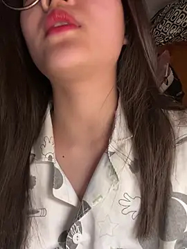 Snapshot of Krixxi22 chatting on 10-29-25, 01:24 Krixxi22 online show from 10-29-25, 01:24